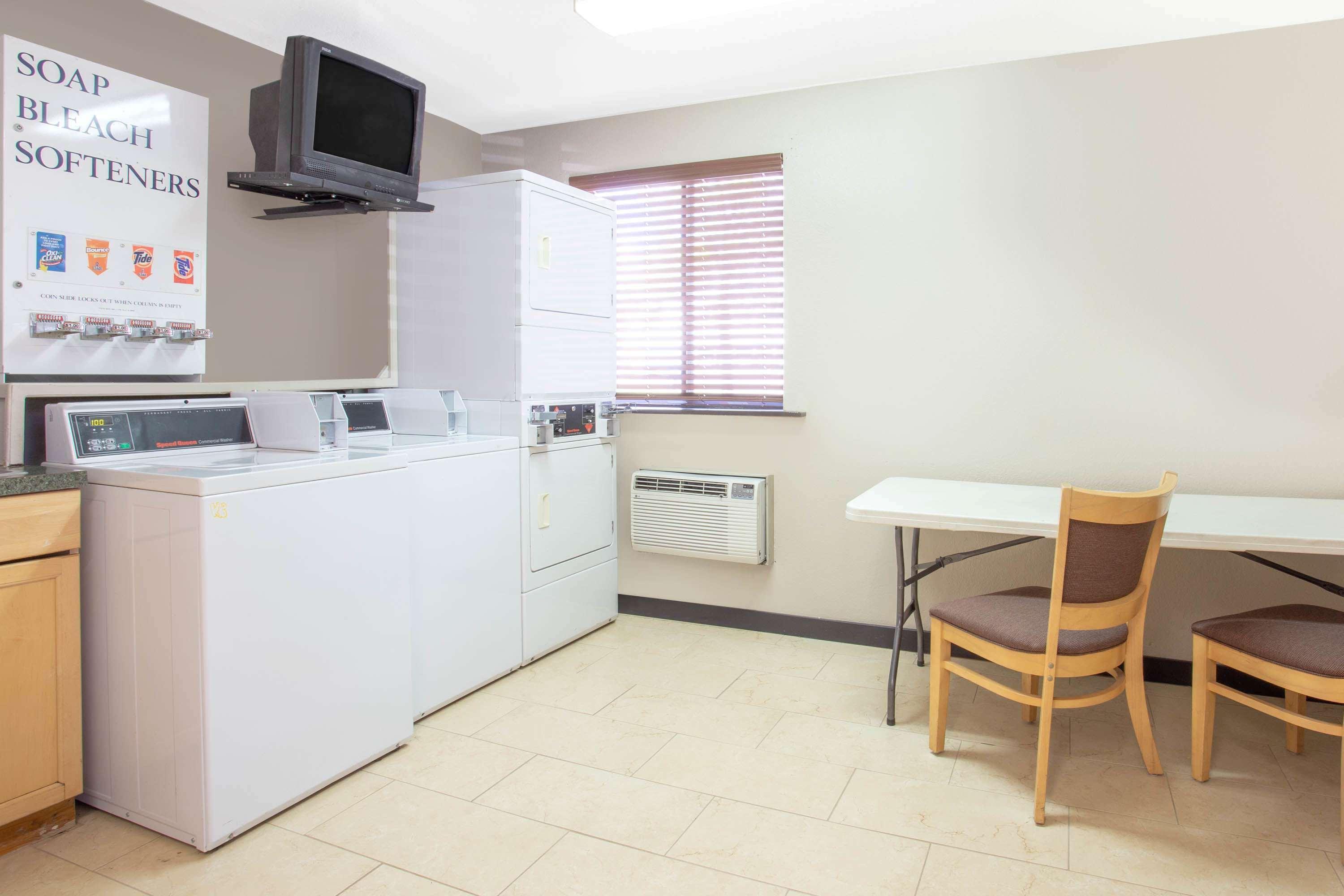 Hotel Super 8 By Wyndham Billings Extérieur photo